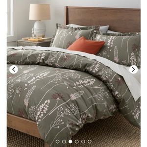 Garnet Hill Signature High Line Floral Flannel Duvet Cover, Queen size in Sage.